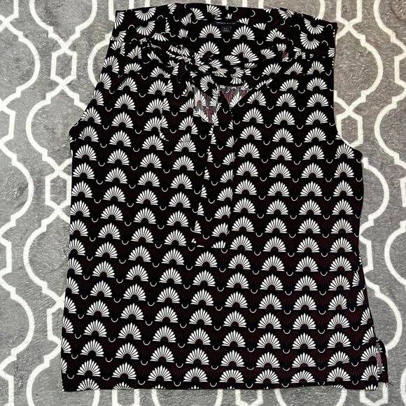 Tommy Hilfiger sleeveless v-neck tie top. Size Large - Picture 2 of 8